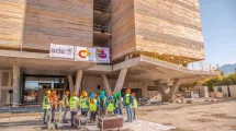 Les élèves devant bâtiment des archives en construction © Studio Fabiani, Département de l'Isère