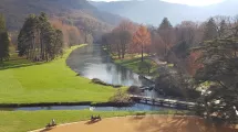 Parc du domaine de Vizille en automne vu du château (au premier plan le plan d'eau) © Département de l'Isère