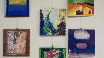 peintures et dessis réalisés en EHPAD accrochés au mur © CHUGA