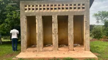 Photographie de quatre toilettes à rénover de l'école située dans le village de Landé Roundé dans la commune de Ninéfécha © Chloé Richard - Photographie de quatre toilettes à rénover de l'école située dans le village de Landé Roundé dans la commune de Ninéfécha