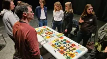 Atelier d'une dizaine de participants en cercle autour d'un jeu disposé sur une table