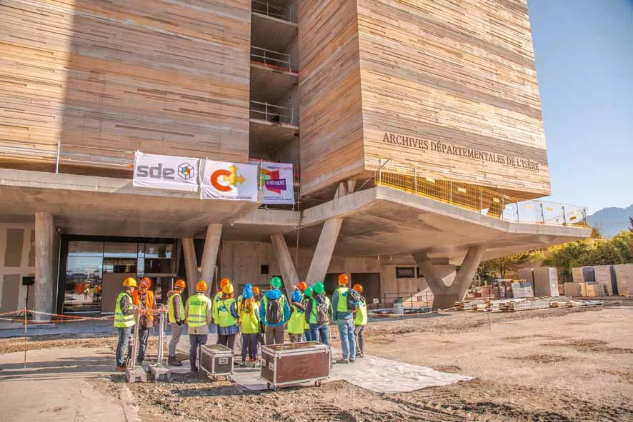 Visite du chantier du 11/10/2019 © Studio Fabiani, Département de l'Isère Les élèves devant bâtiment des archives en construction © Studio Fabiani, Département de l'Isère
