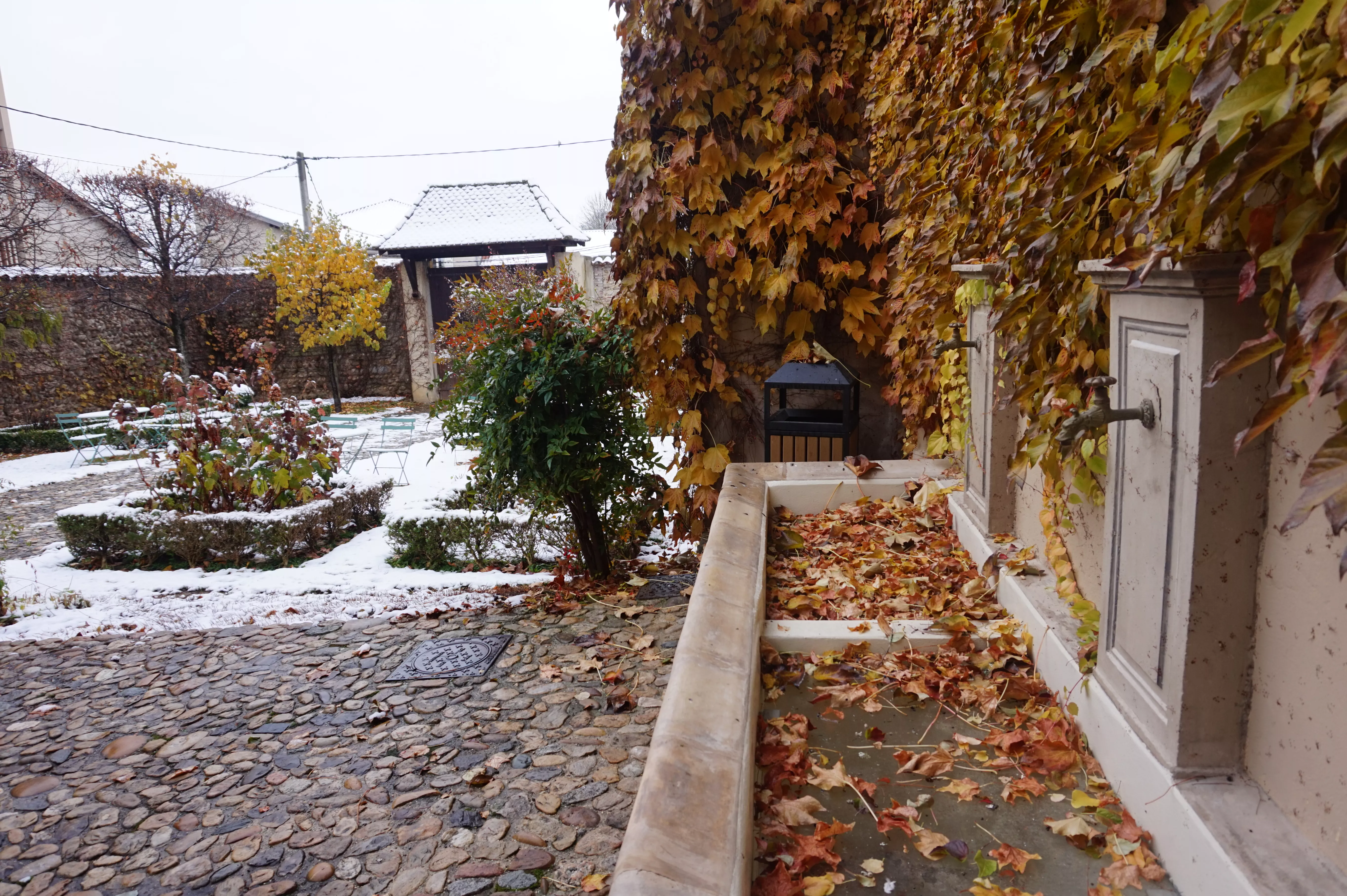 Jardin du musée Hector-Berlioz en automne (au premier plan la fontaine) © Musée Hector-Berlioz, Département de l'Isère