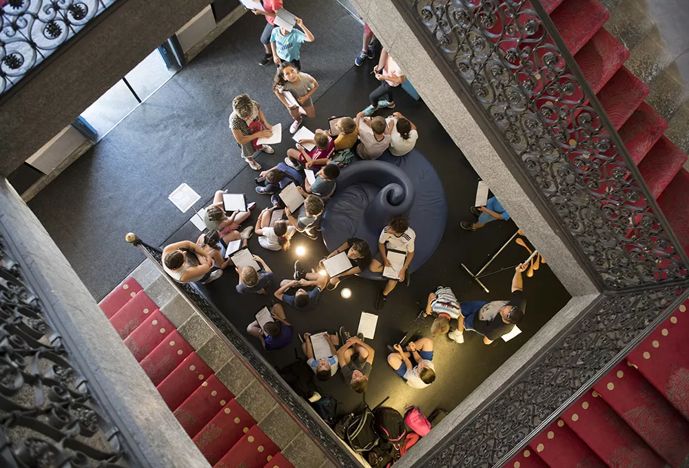 scolaires en bas de l'escalier du musée de l'ancien évêché © Denis Vinçon, Département de l'Isère