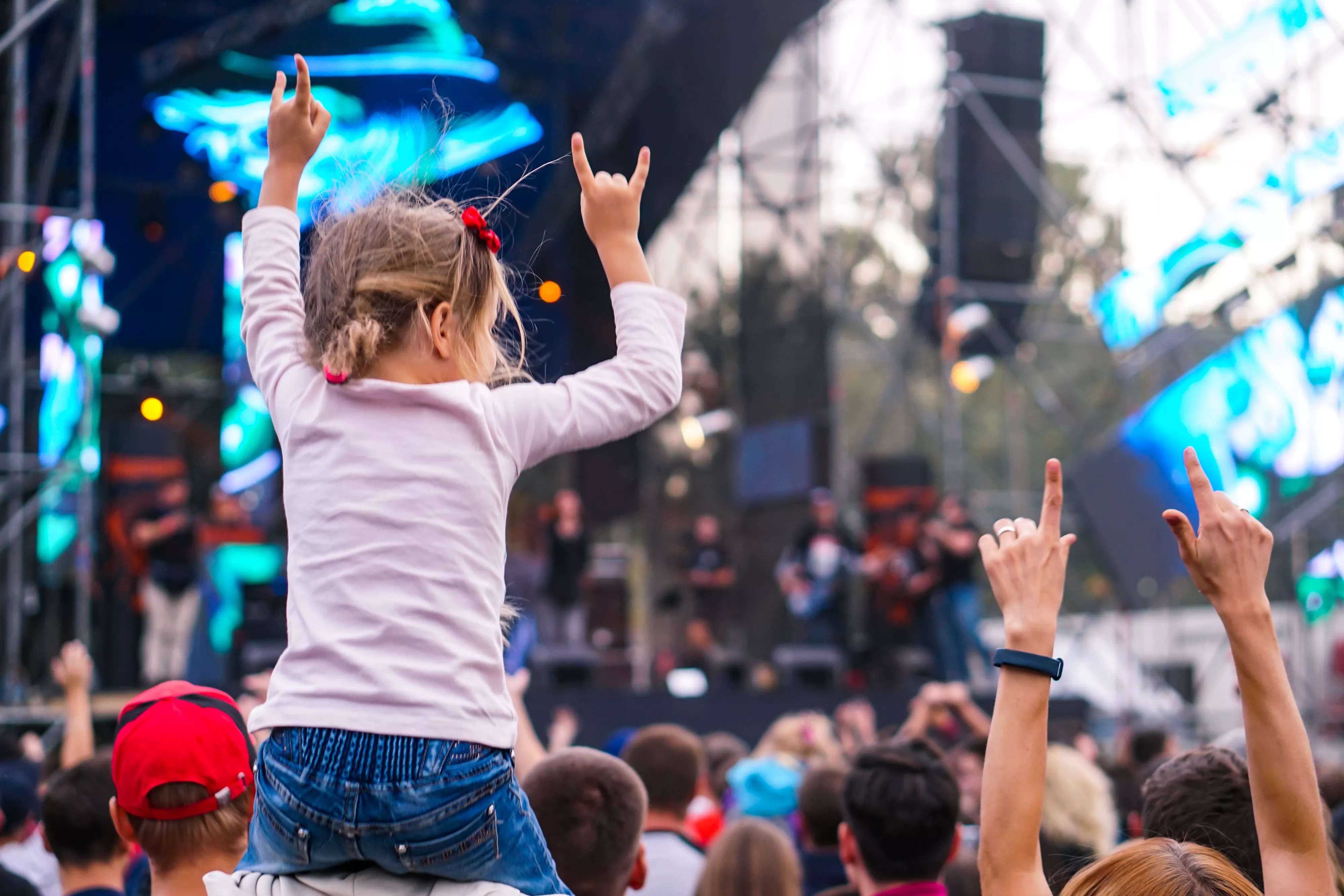2020 année de la culture petite fille de dos faisant la fête lors d'un évènement culturel