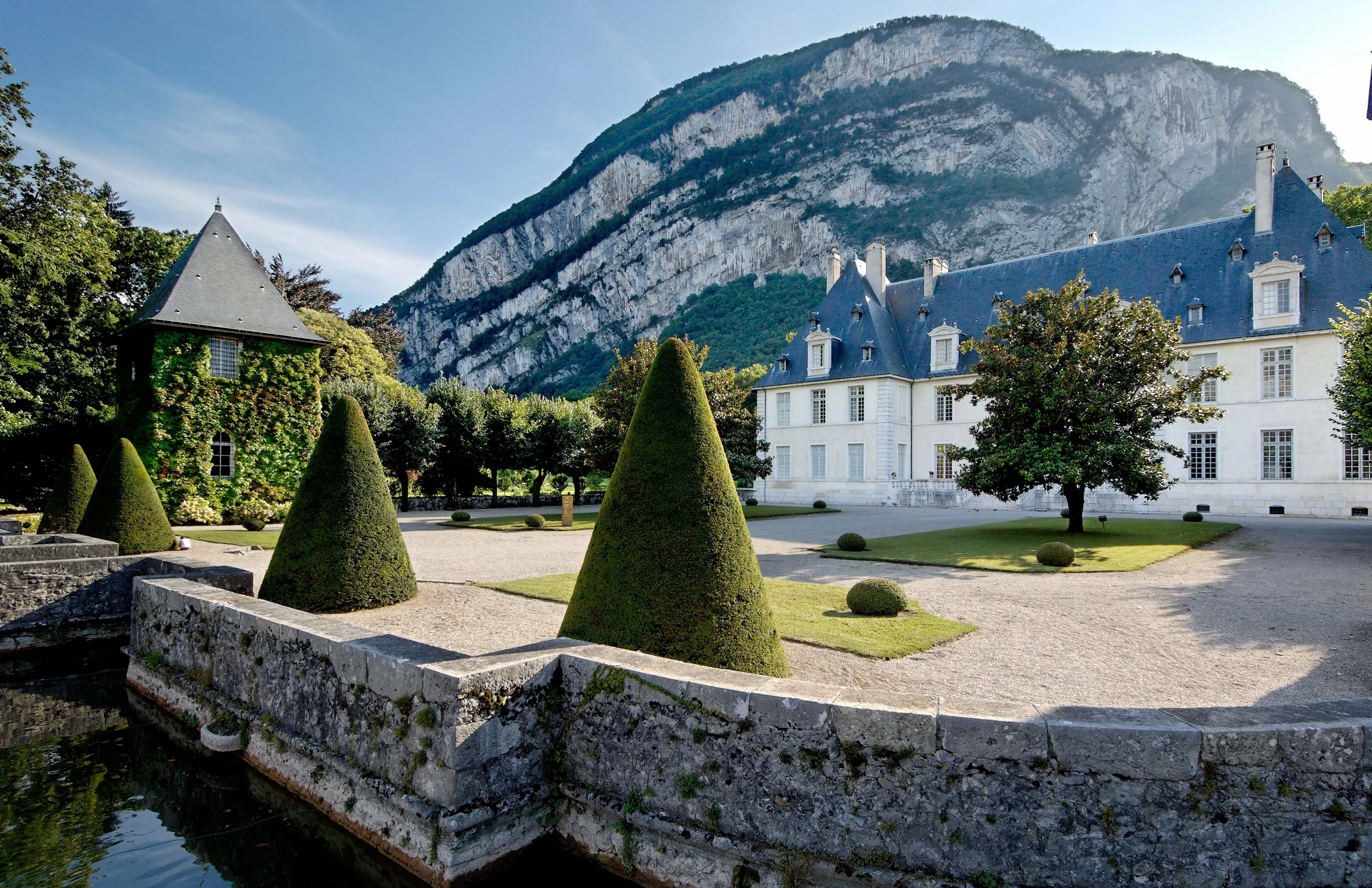 La cour d'honneur et les douves, Château de Sassenage © Château de Sassenage La cour d'honneur et les douves, Château de Sassenage © Château de Sassenage