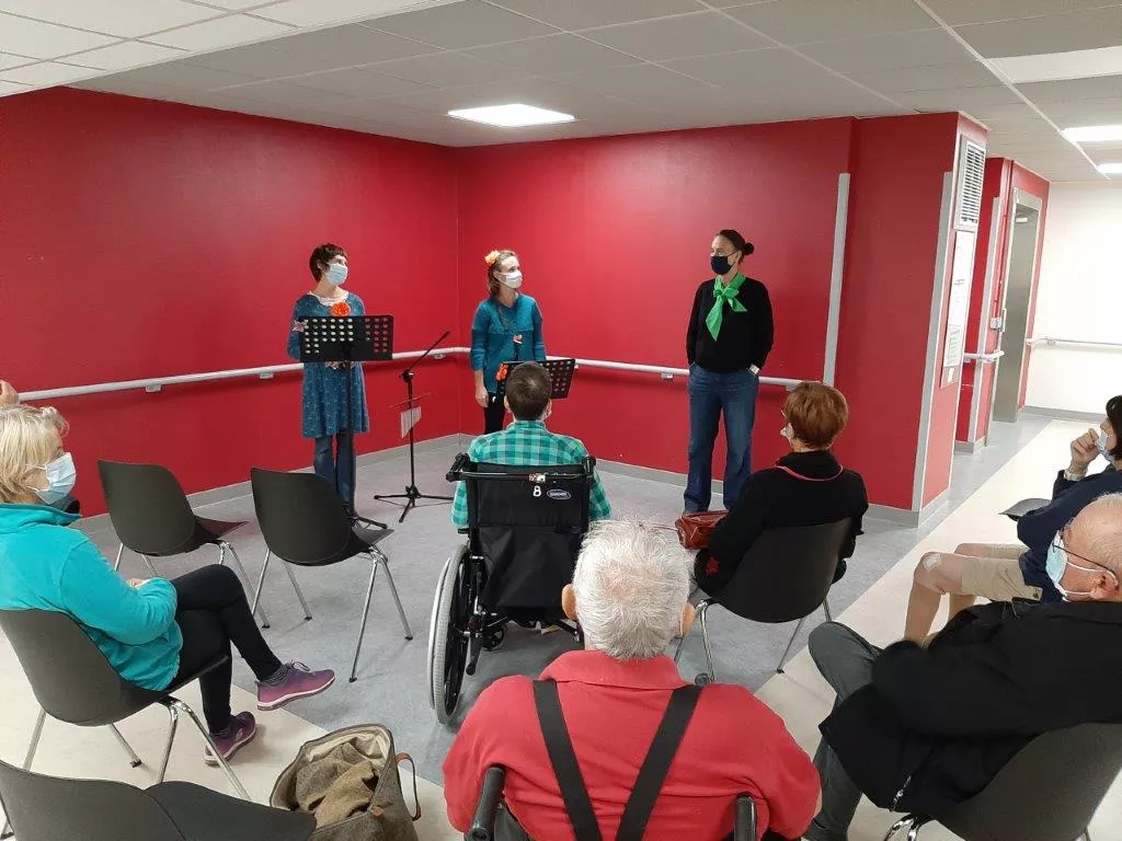 un spectable dans le hall de l'Hôpital sud avec des patients © CHUGA