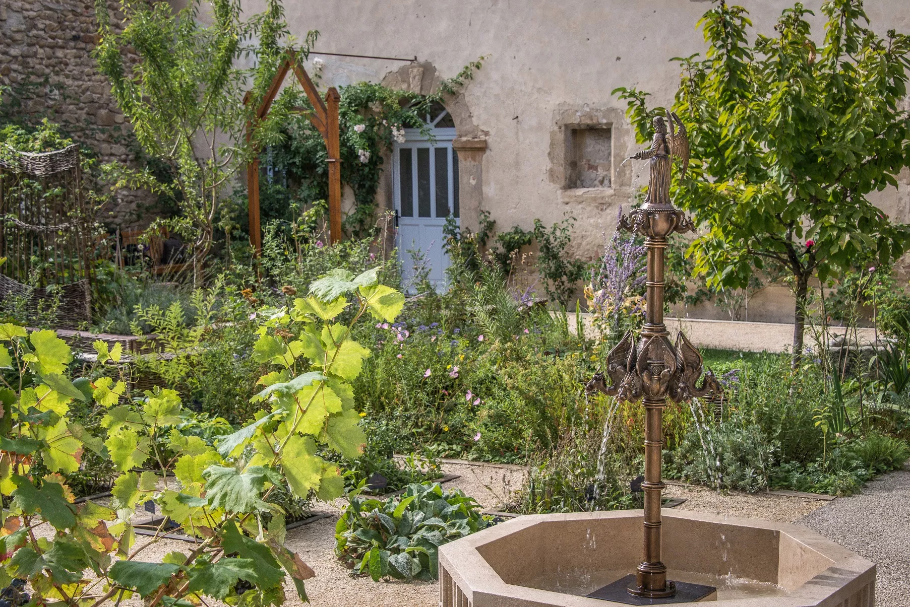 Musée de Saint-Antoine-l'Abbaye, jardin médiéval © Fabian Da Costa