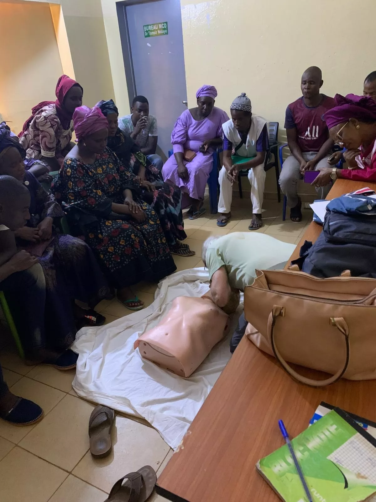 Démonstration des gestes de premiers secours sur un mannequin par le médecin-urgentiste, mai 2024