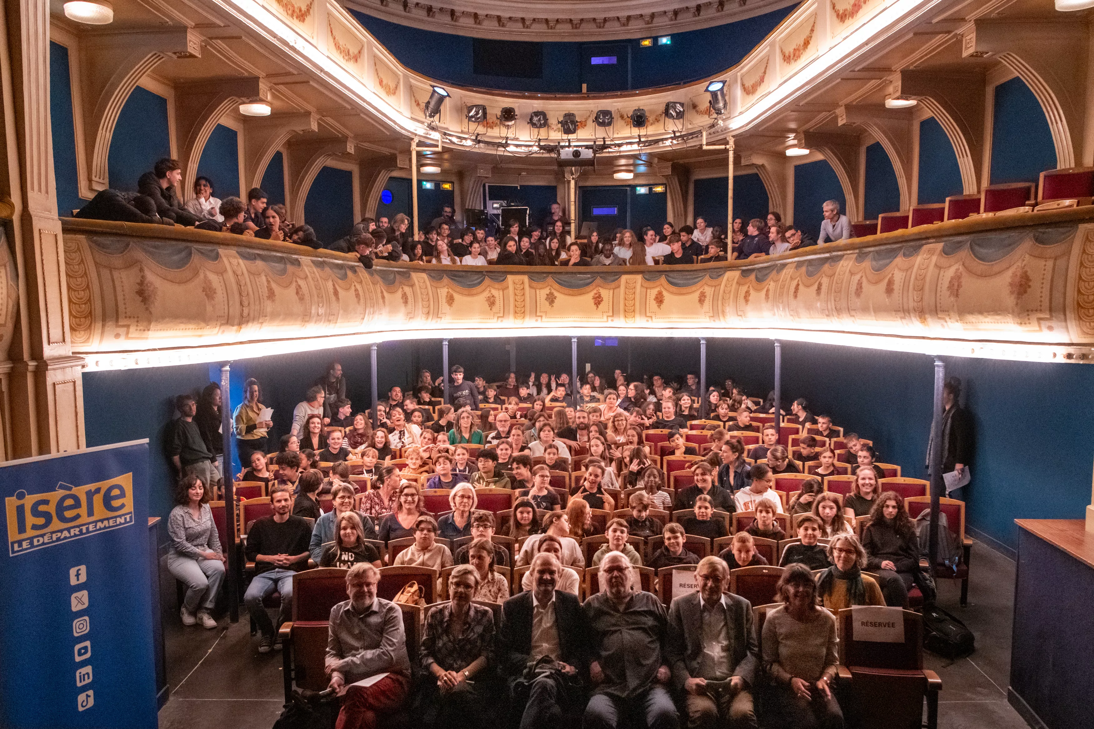 Photo du public depuis la scène du théâtre