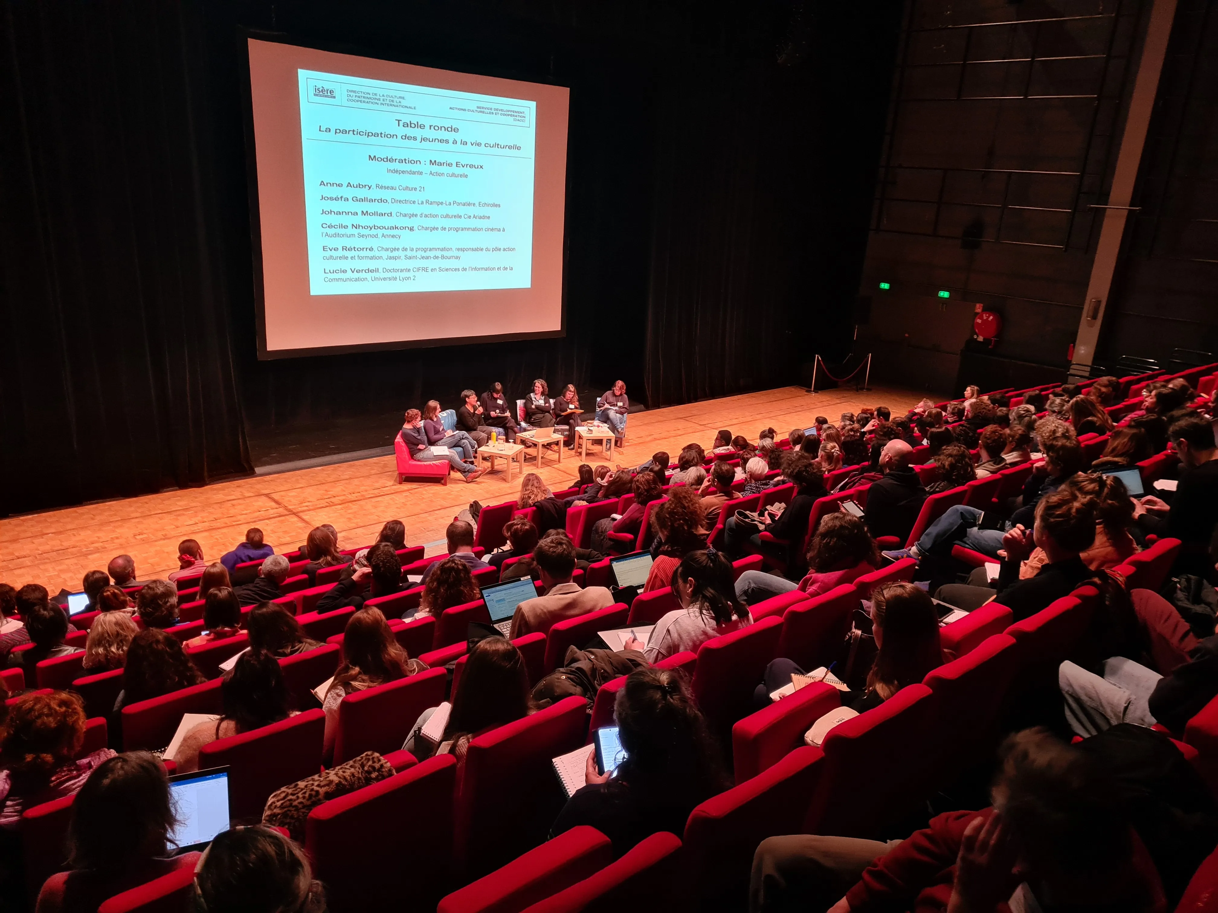 Table ronde devant public