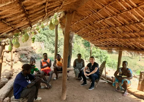 Échange avec les habitants du village d'Ethiolo © Musée dauphinois