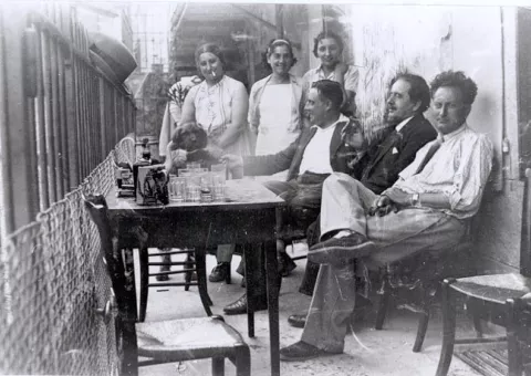 Jean Giono avec ses amis à la maison Bernard à Lalley © ©DR-Collection privée