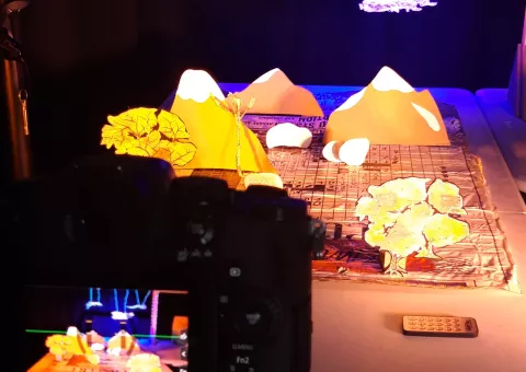 décors de montagne en carton éclairé en jaune et photographié avec un appareil