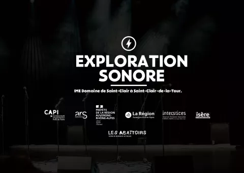 scène de concert avec micro et logo institutionnel en surimpression