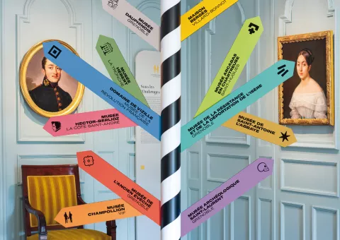 Visuel pour le réseau des musées. Un panneau multi directionnel en forme d'arbre est posé dans la salle d'un musée