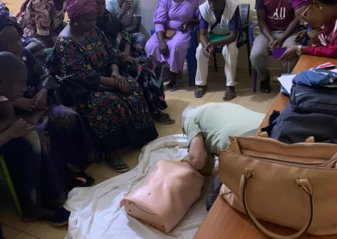 Démonstration des gestes de premiers secours sur un mannequin par le médecin-urgentiste, mai 2024