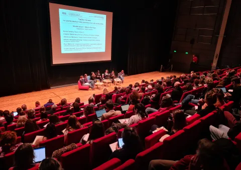 Table ronde devant public