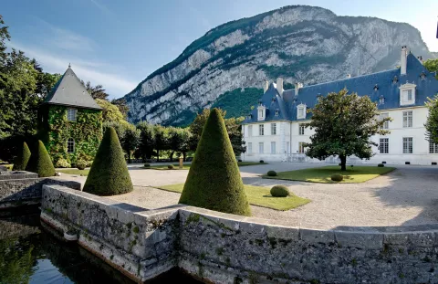 La cour d'honneur et les douves, Château de Sassenage © Château de Sassenage La cour d'honneur et les douves, Château de Sassenage © Château de Sassenage