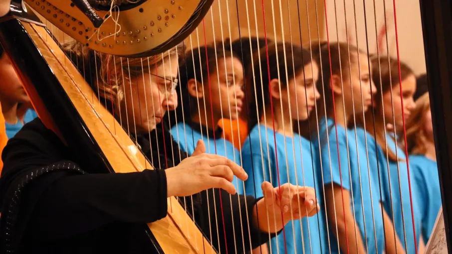 Harpiste accompagnant une chorale d'enfants © Alfred Farrugia
