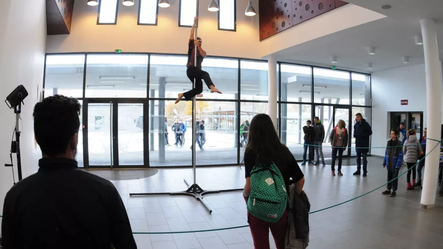 Circassien sur un mat chinois dans le hall d'un collège © Jean-Pierre Maurin