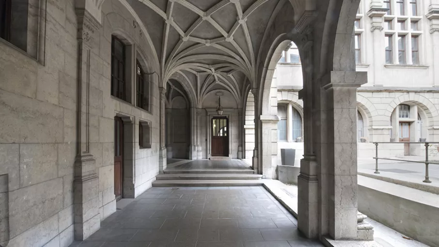 Vue générale d'une cour intérieure © Denis Vinçon