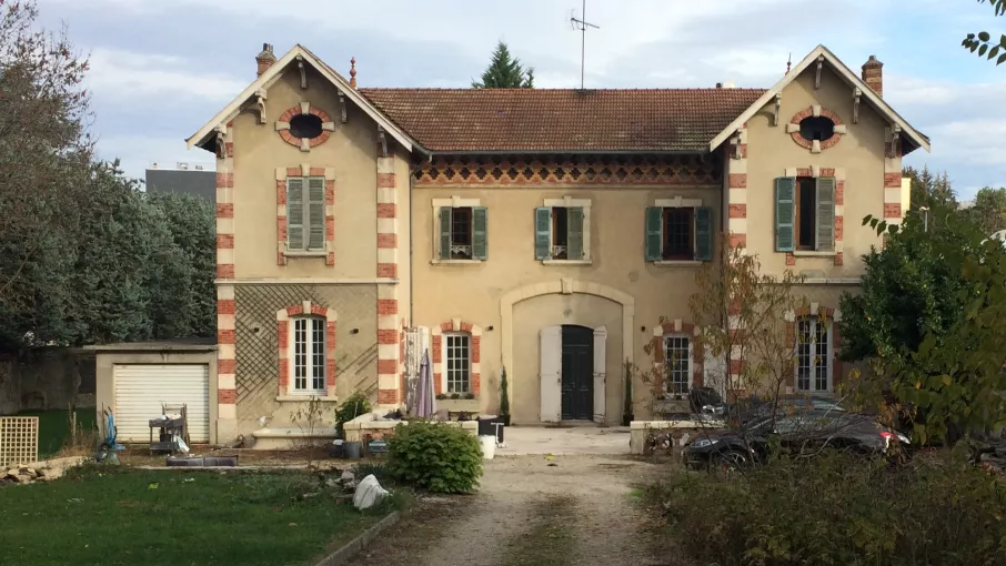 Bourgoin, ancienne distillerie Chavin ; atelier en forme de U avec portail, adjoint d’un atelier à sheds à l’arrière. © Patrimoine Culturel