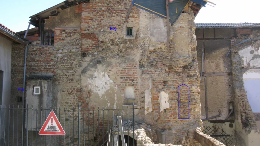 Le mur nord du bâtiment 2