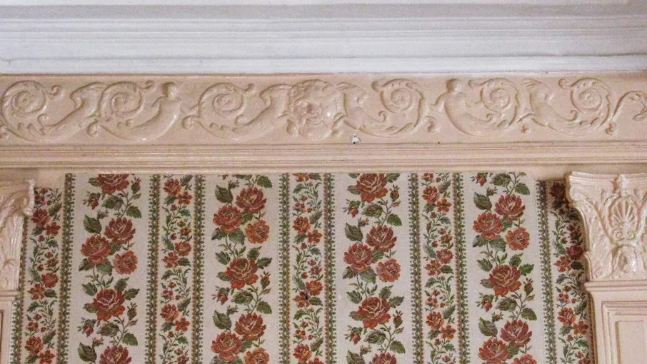 Les stucs de la cheminée 1