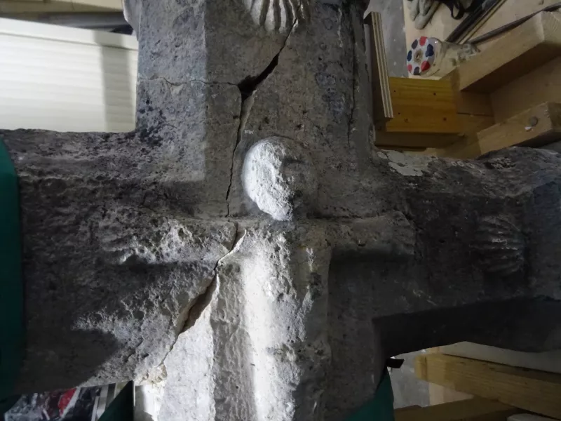 Zoom sur la croisée sculptée d'un Christ en Croix Zoom sur la croisée sculptée d'un Christ en Croix