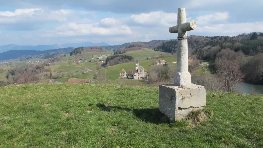 Croix dite « du Calvaire », Saint-Sixte, (Merlas) : inscription « INRI » en croisée,  dédicace de Jean Buisson (1831) sur le dé, remontages, ragréages au ciment (1950, 1981) © Patrimoine Culturel