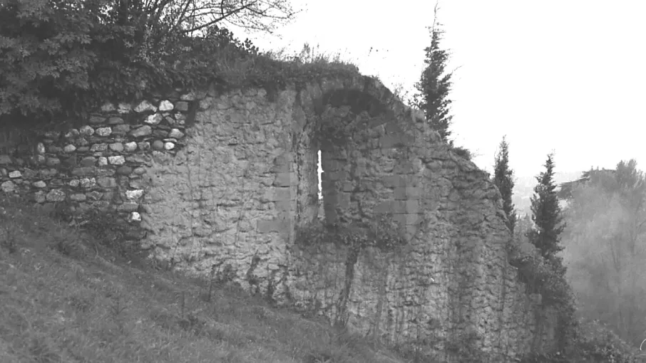 Un fragment du mur d'enceinte vers 1980. © Patrimoine culturel