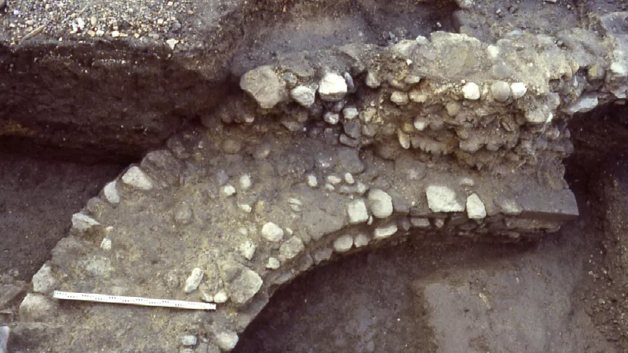 Fouille d'une tour de l'enceinte en 1988 © Patrimoine culturel