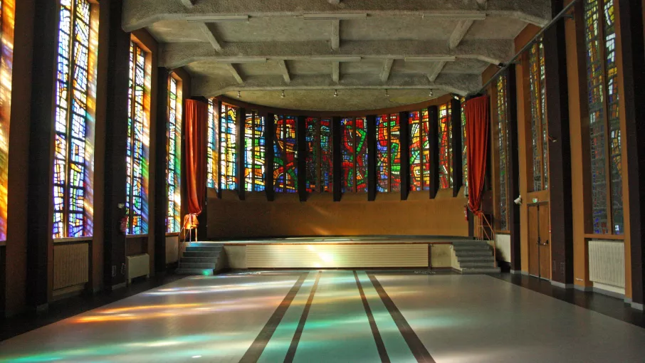 Vue générale actuelle de la chapelle et des vitraux de Paul Montfollet © Patrimoine culturel