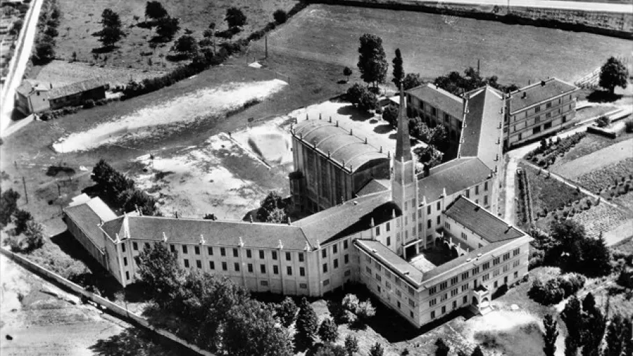 L'ancien Petit Séminaire, vue aérienne montrant le symbolisme des ailes de la colombe © Patrimoine culturel CD38