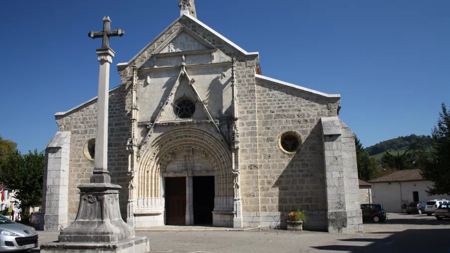Eglise et croix sur la place du village de Saint-Geoire-en-Valdaine © Damien Lachas