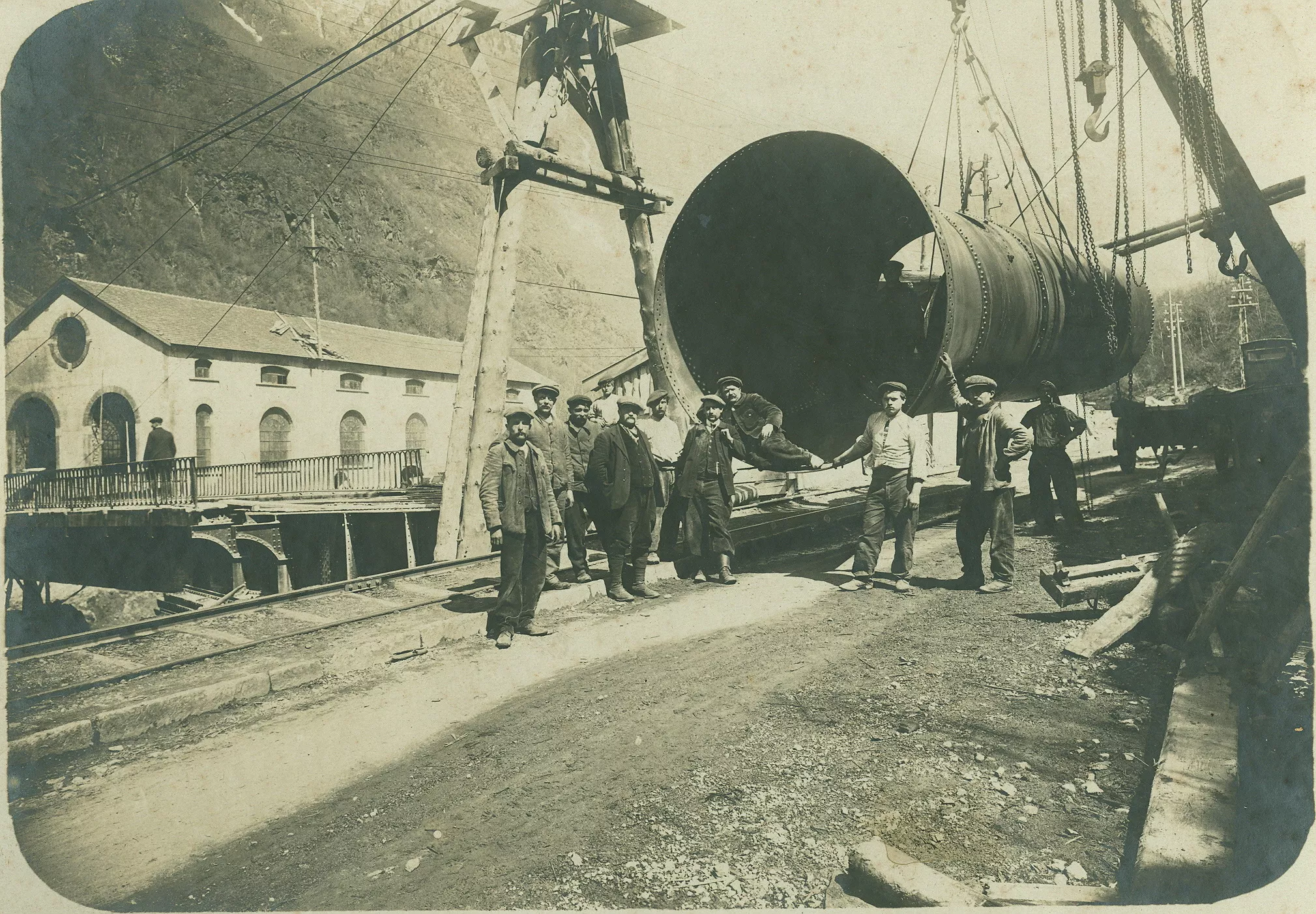 Photographie ancienne travaux centrale des Roberts, fonds privé © R.Aillaud