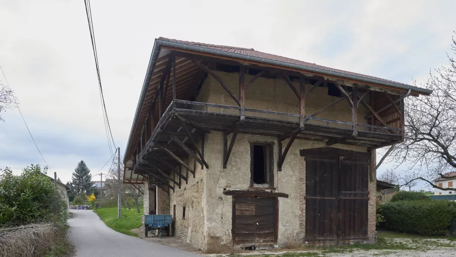 Séchoir en angle formant galerie extérieure. Sa construction date probablement de la reconversion du bâtiment en grange en 1869, Réaumont © D. Lachas