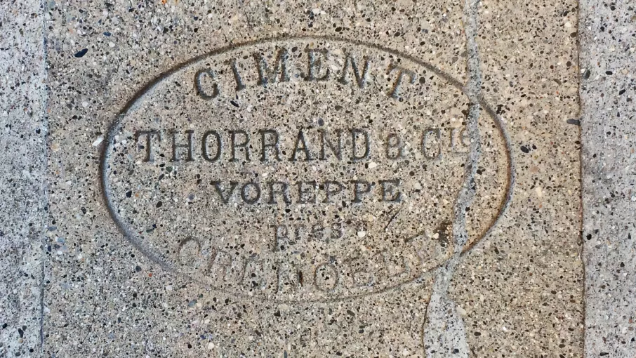 Inscription du nom fabricant sur une plaque de sol © CD38