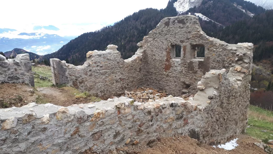 Le habert des Ayes après les travaux de consolidation des vestiges, octobre 2020 © Patrimoine culturel-CD38