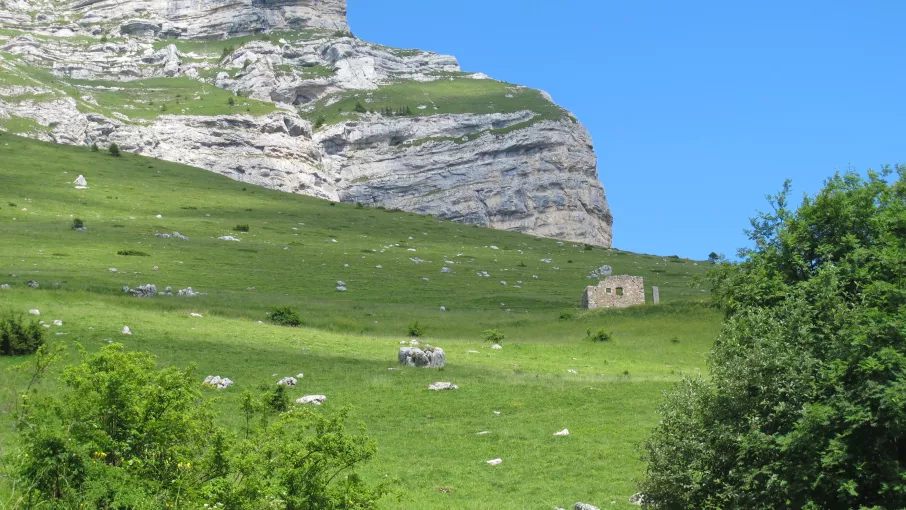 Le habert des Ayes au pied de la dent de Crolles © Patrimoine culturel-CD38