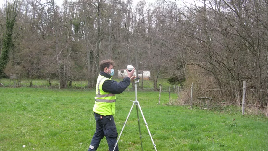 Prospection géophysique, ancienne Abbaye de Bonnevaux, Villeneuve-de-Marc © Patrimoine culturel-CD38