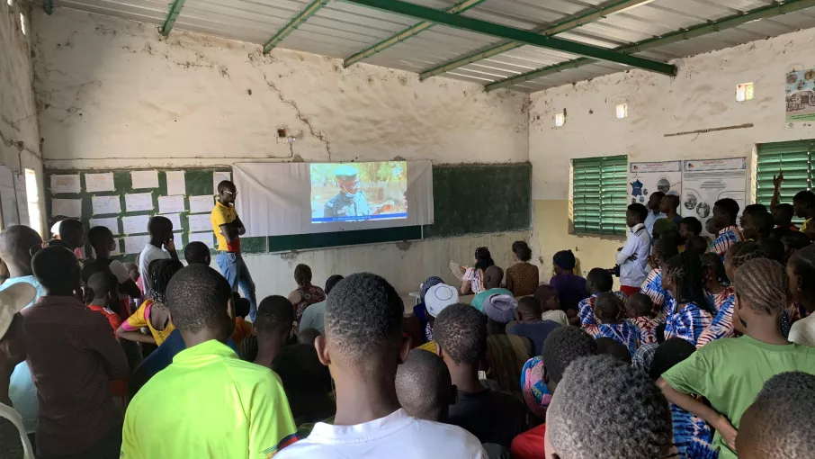 Les élèves du collège de Thiabedji présentent leur journal télévisé.