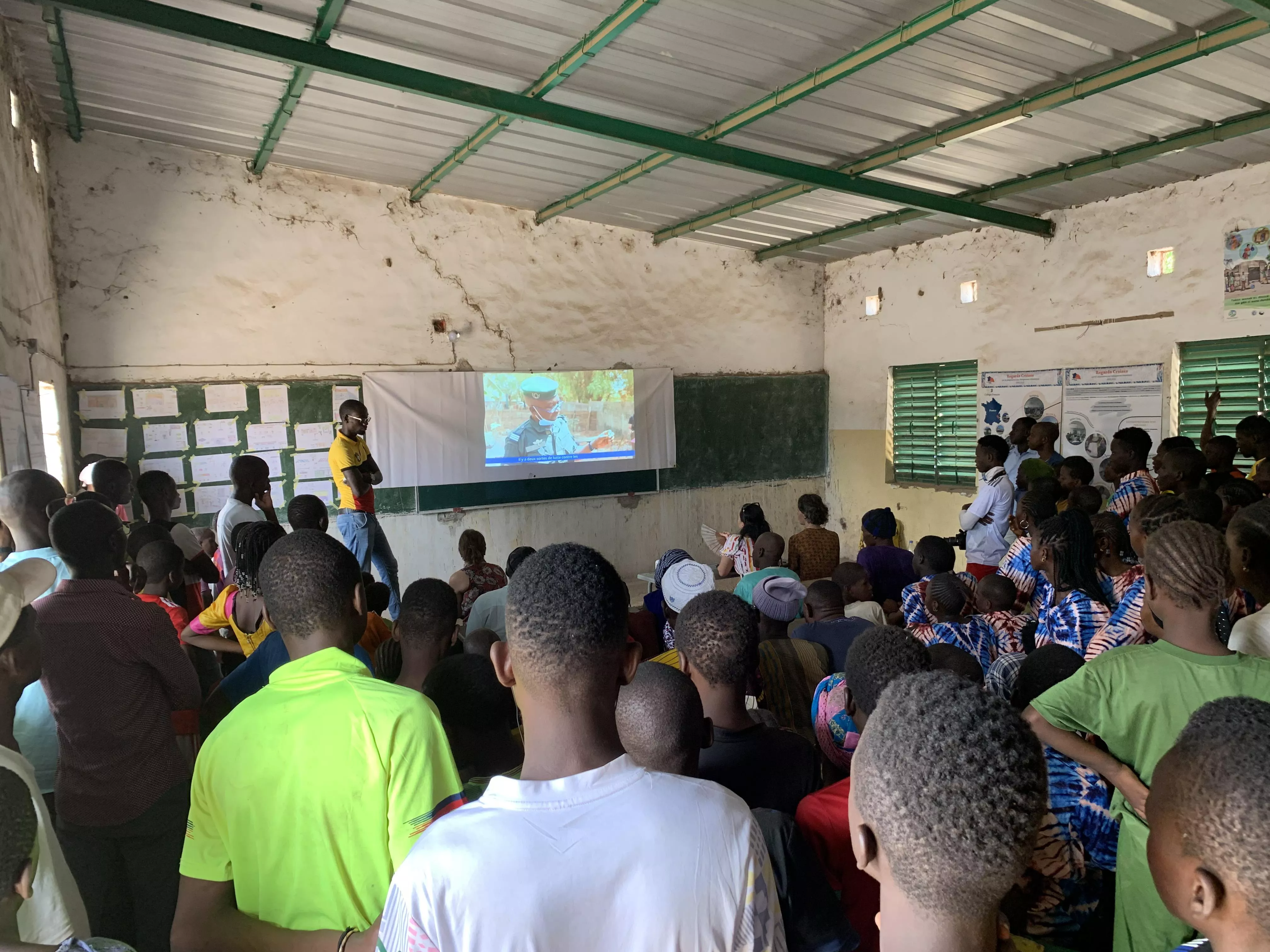 Les élèves du collège de Thiabedji présentent leur journal télévisé.