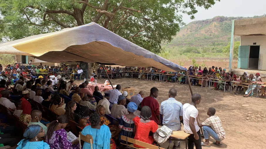 A Dindéfelo, les élèves ont exposé l’ensemble de leurs apprentissages à leurs camarades et ils ont fièrement présenté la bande dessinée qu’ils ont réalisé pour sensibiliser leurs proches. © Tétraktys