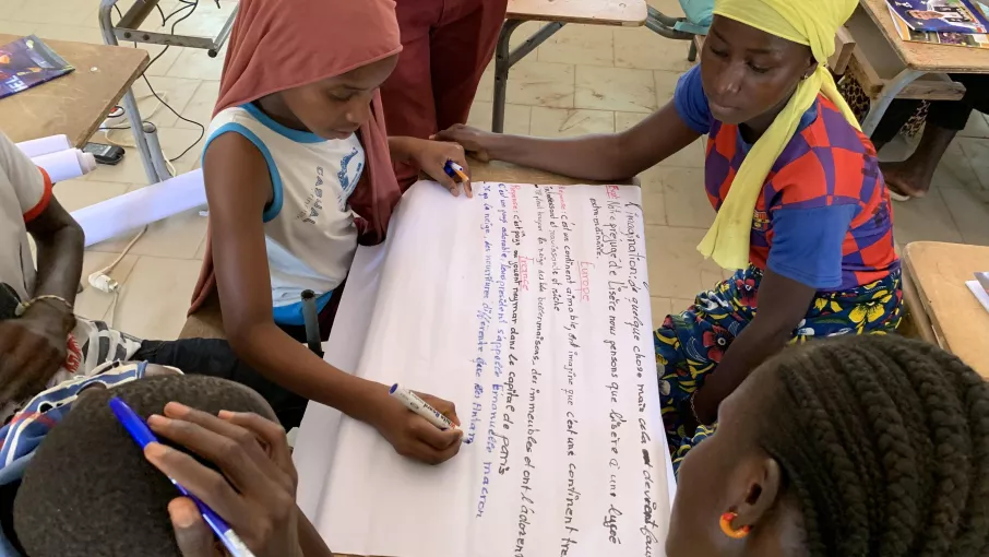 A Dindéfelo, Karimatou, Kadiatou, Damarys et Serge réfléchissent sur les représentations qu’ils ont sur l’Europe et la France. © Tétraktys