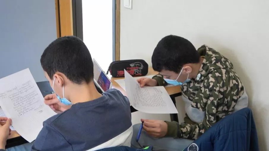 A Grenoble, Mehdi et Wail découvrent leur correspondant kédovin pour la première fois. © Tétraktys