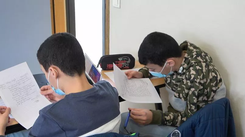 A Grenoble, Mehdi et Wail découvrent leur correspondant kédovin pour la première fois. © Tétraktys