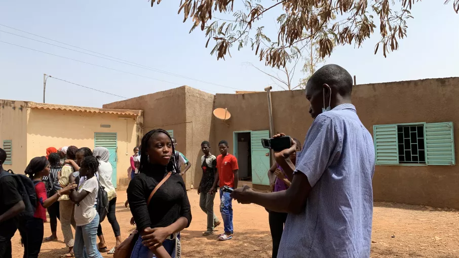 A Kédougou, Aïcha présente son collège par le biais d’une capsule vidéo. © Tétraktys