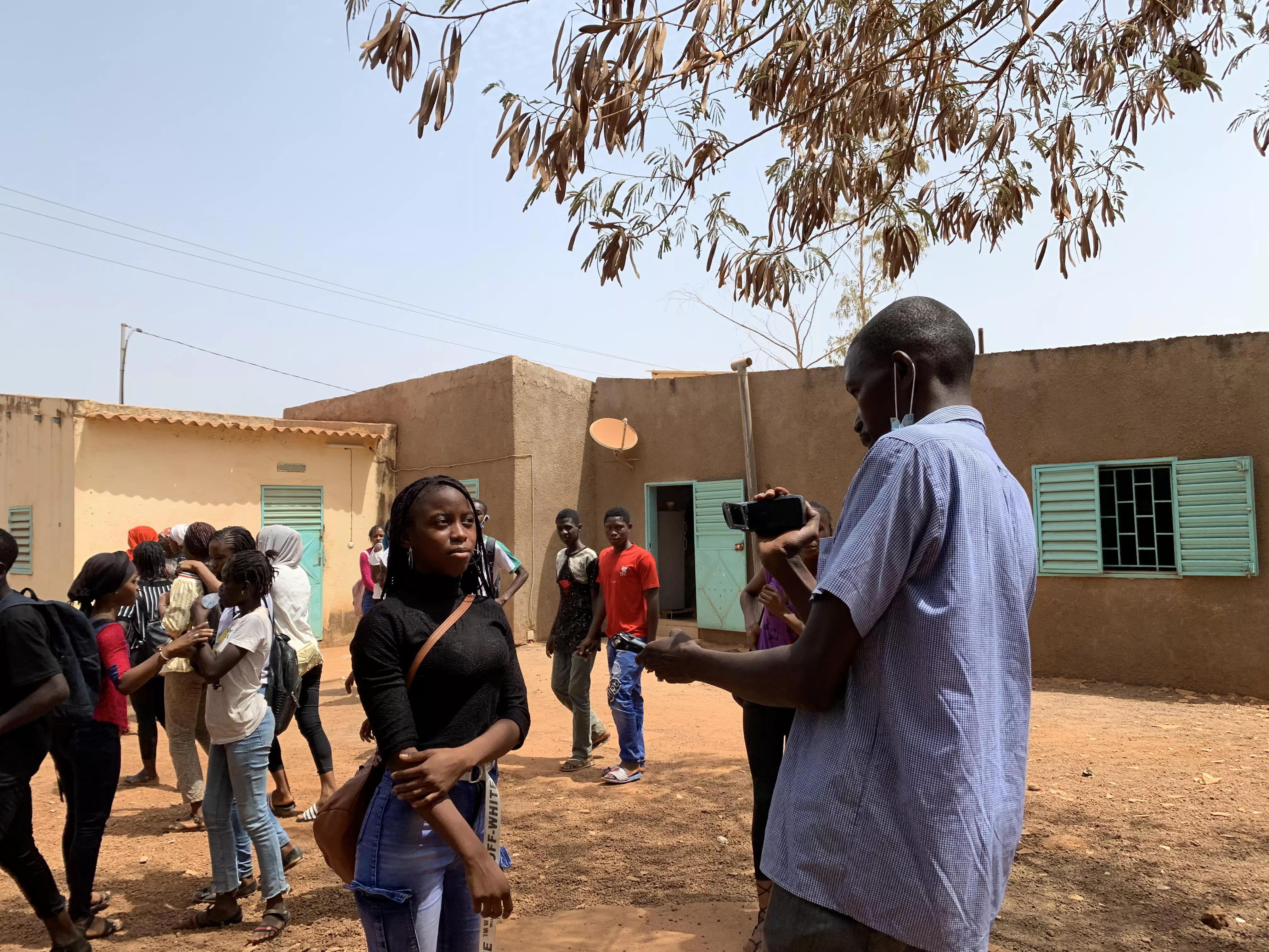 A Kédougou, Aïcha présente son collège par le biais d’une capsule vidéo. © Tétraktys